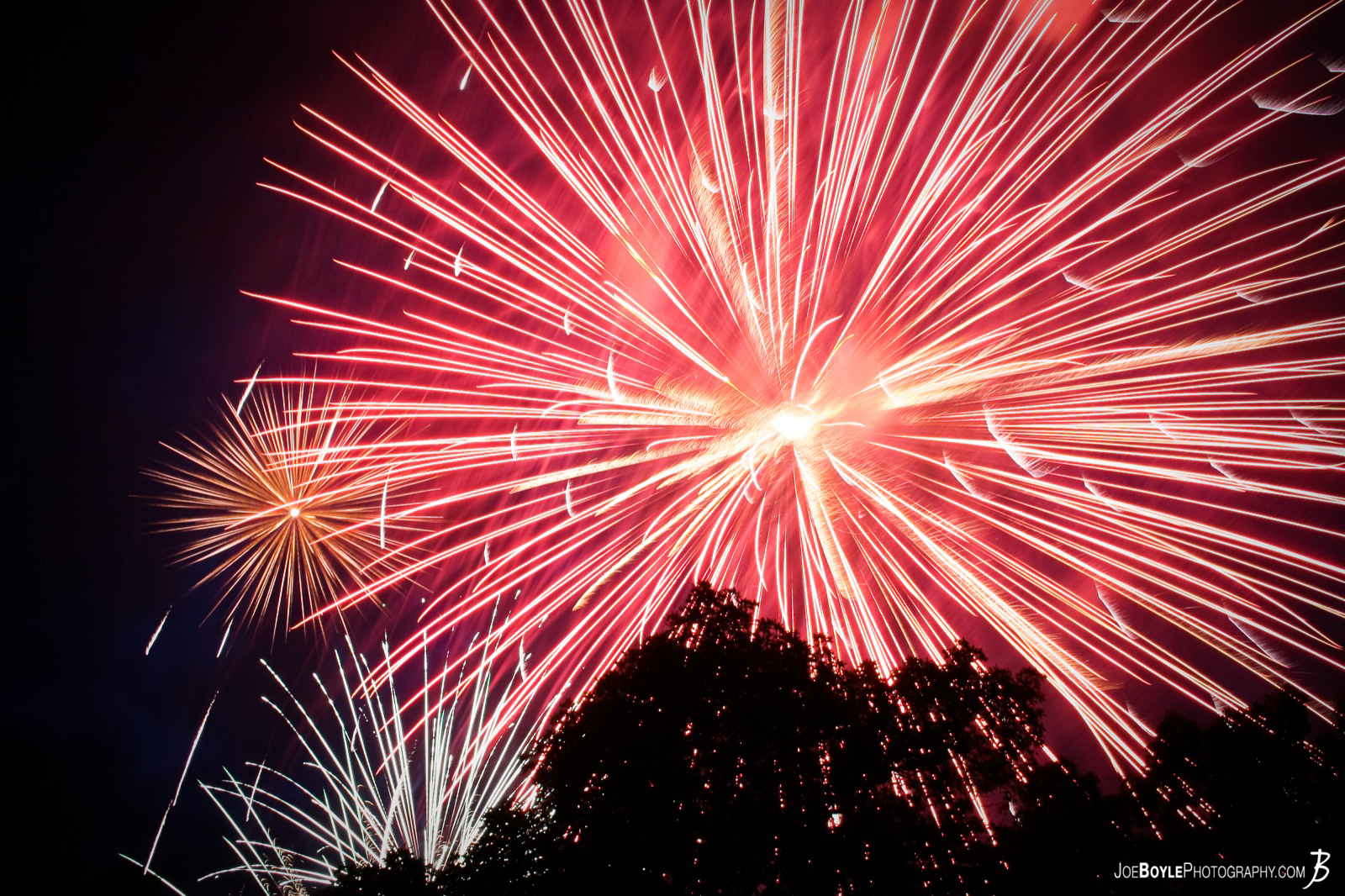  A good old picture of your regular fourth of July Fireworks. This image was taken in Lakewood, Ohio a suburb of Cleveland. 