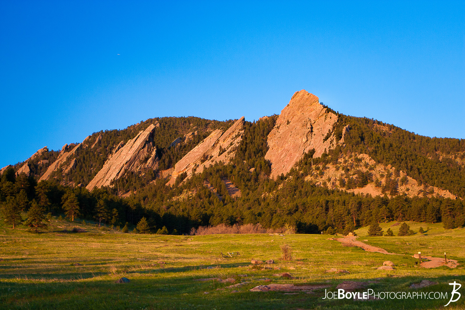  I made a stop over to Boulder, Colorado to check out the flatirons in Chautauqua State Park. I'm thankful there was a beautiful sunrise to draw the beauty out of the park and mountains! 