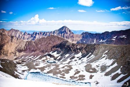 mountain-peaks-and-a-secluded-lake