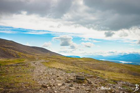 kesugi-ridge-trail-stone-path-on-the-mountain-top