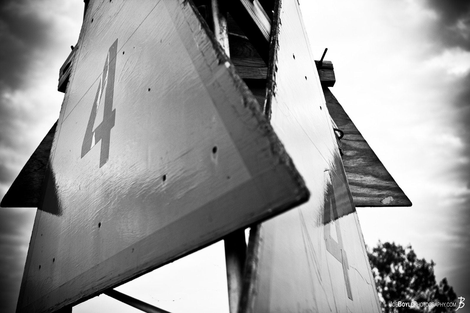 harbor-marker-at-edgewater-yacht-club-black-white