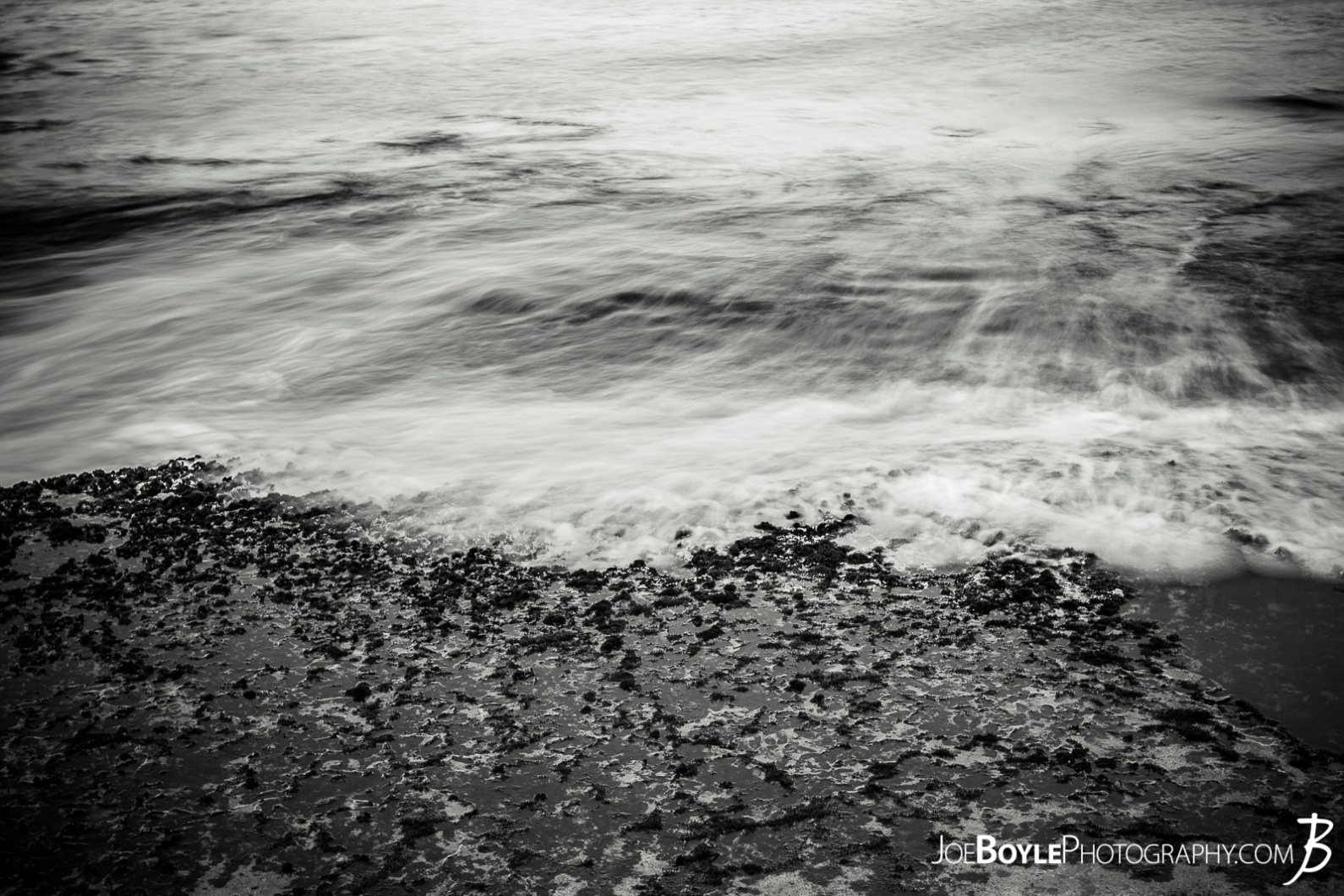 hawaii-ocean-wave-receding-black-white