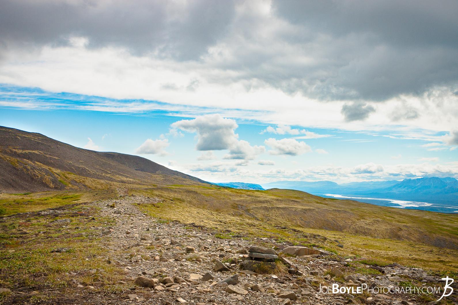 kesugi-ridge-trail-stone-path-on-the-mountain-top