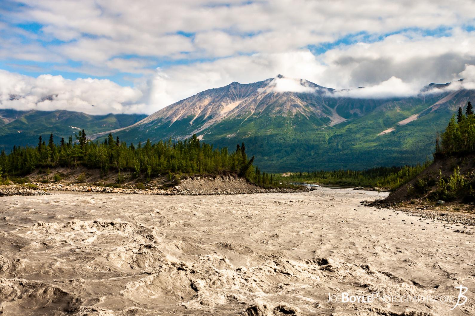 alaskan-mountain-range-and-kennicott-river-end-of-mccarthy-road